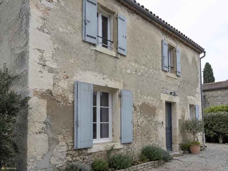 Application d’enduits de façade — Avant