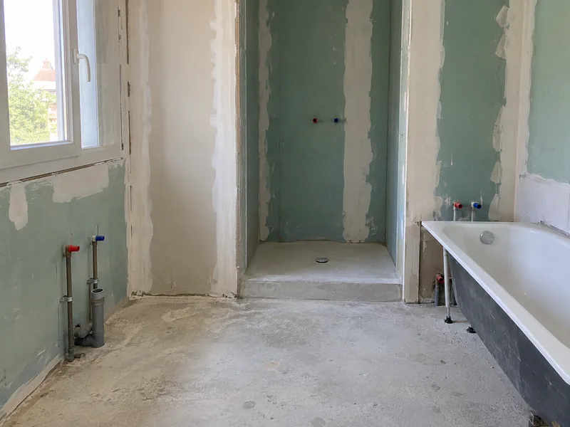 Pose d’équipements sanitaires — Avant