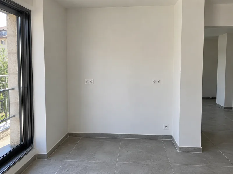 Installation de mobilier d’agencement — Avant